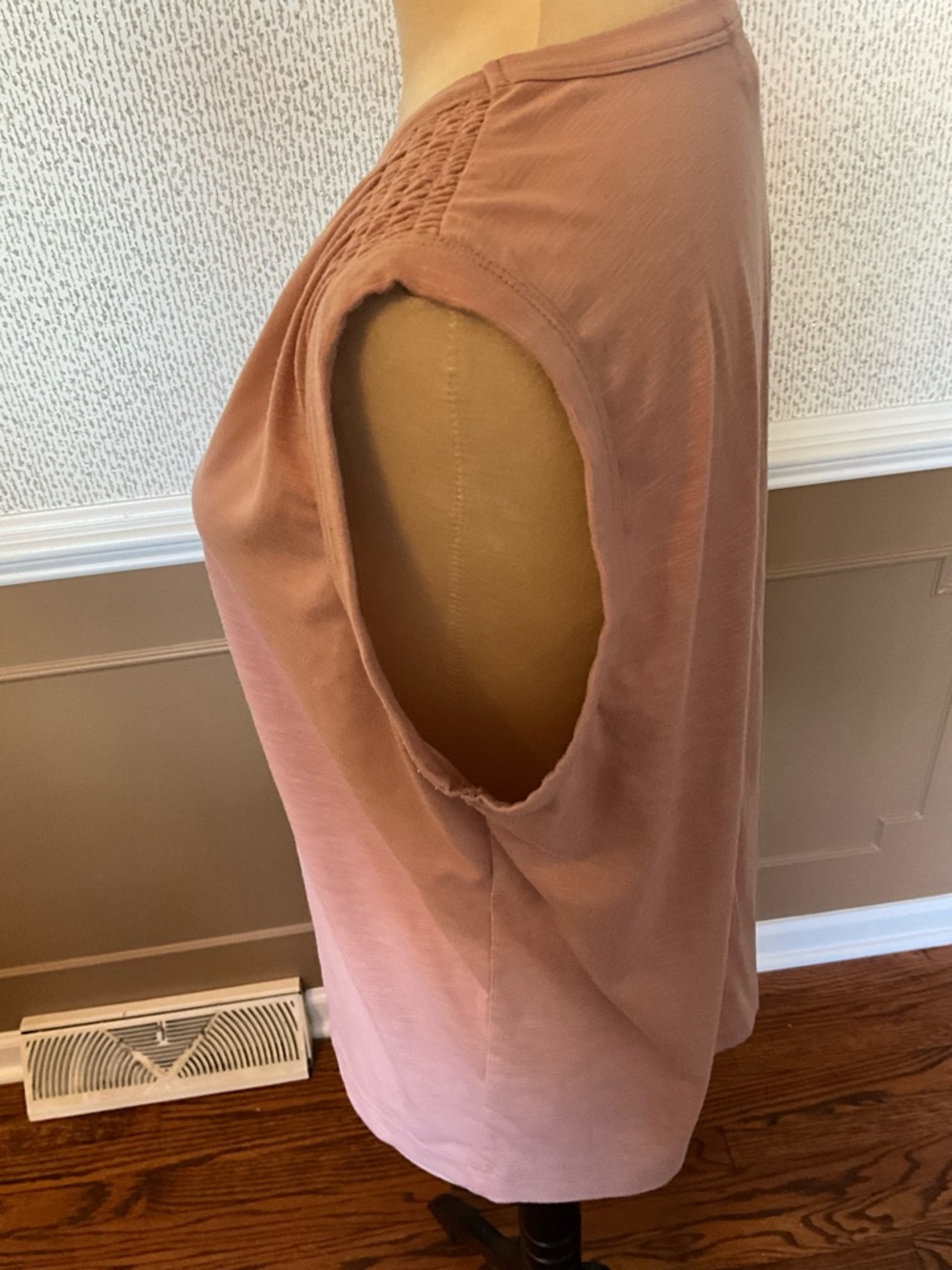 Evereve Blush Pink Sleeveless V-Neck Top - Picture 3 of 4
